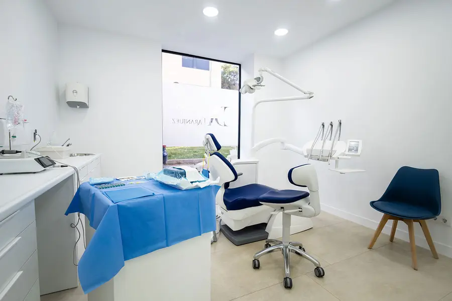 An operatory prepared with the blue drape over the instrument tray