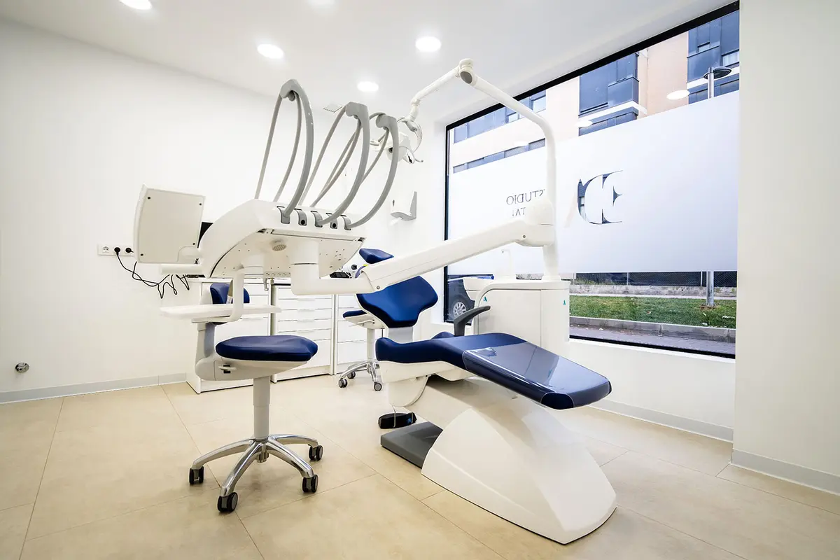 One of the operatories, with the chair, the light arm and the cabinets